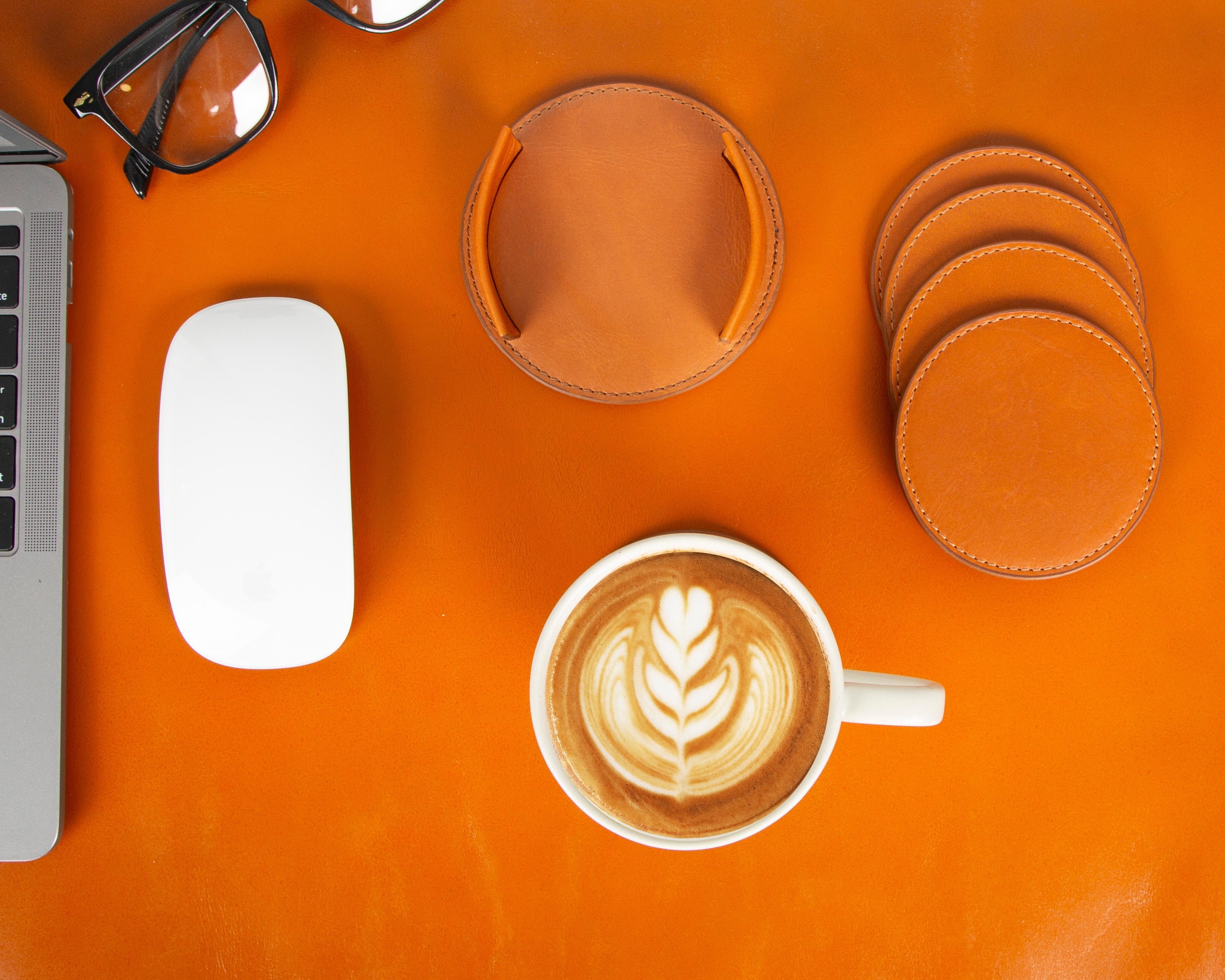 Divine Handgefertigtes Leder Untersetzer-Set (5 Stück + Halter)