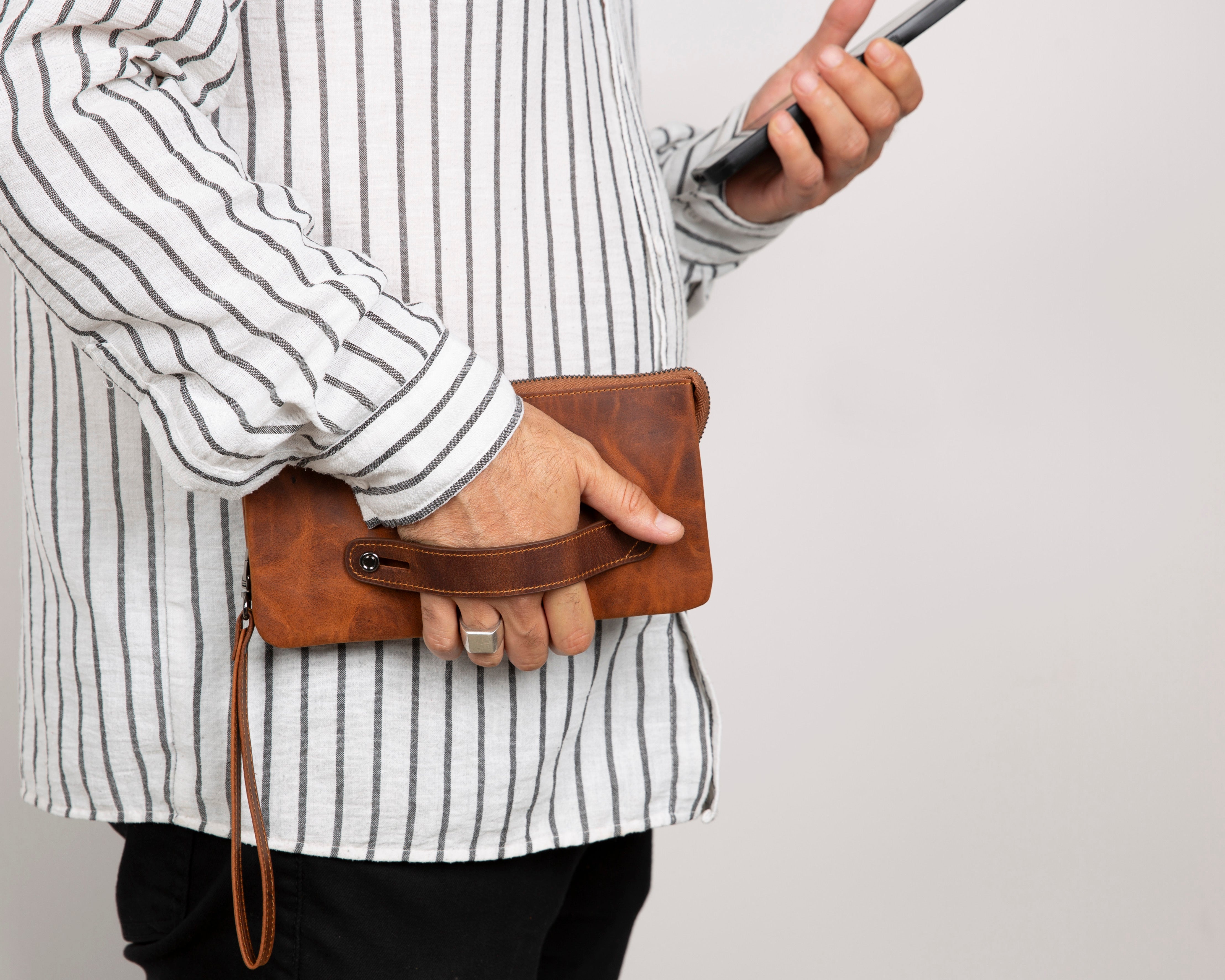 Majeste – Damen Leder Tasche (Mit Handgelenkschlaufe und Mehrfachfächern)